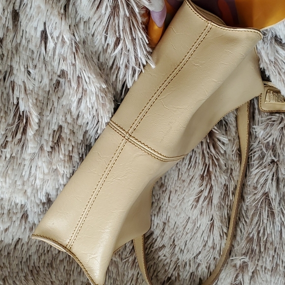 Liz Claiborne tan bag w/ gold hardware - Picture 10 of 13